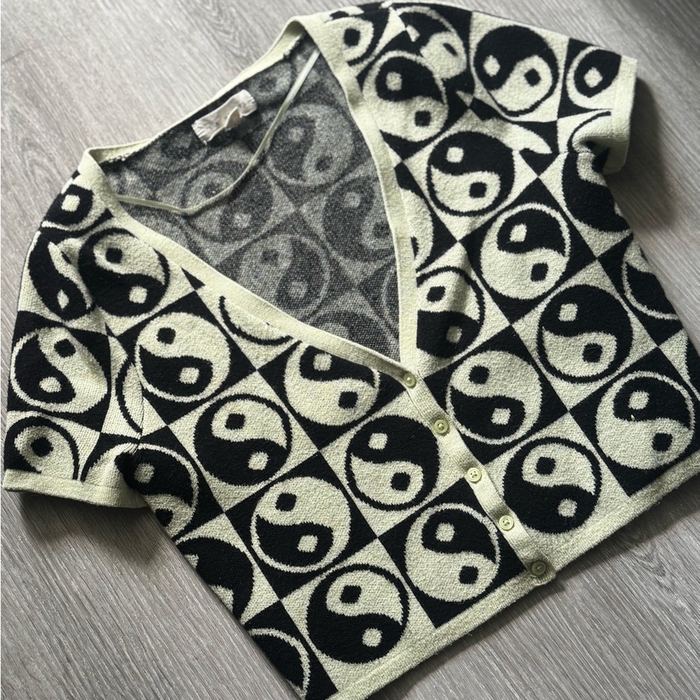 La Hearts / Yin Yang Patterned Short-Sleeved Cardigan
